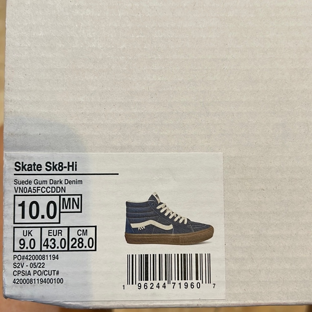 Vans Men’s Skate Sk8-Hi
Suede Gum Dark Denim
VN0A5FCCDDN
Sneakers - Picture 14 of 16
